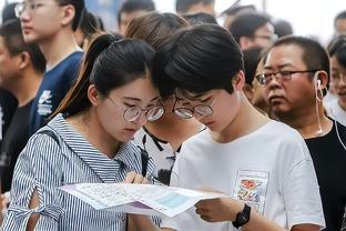 场上是对手场下是朋友！贝林厄姆赛后拥抱安慰哈兰德！